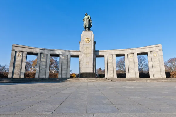 Das sowjetische ehrenmal in berlin, deutschland — Stockfoto