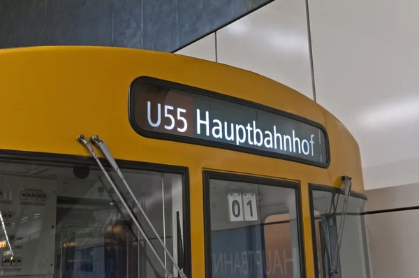 ベルリン、ドイツで中央駅への列車します。 — ストック写真