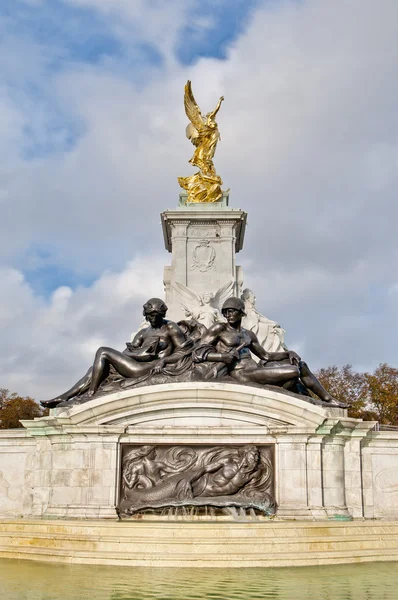 在伦敦，英国维多利亚女王纪念碑 — 图库照片