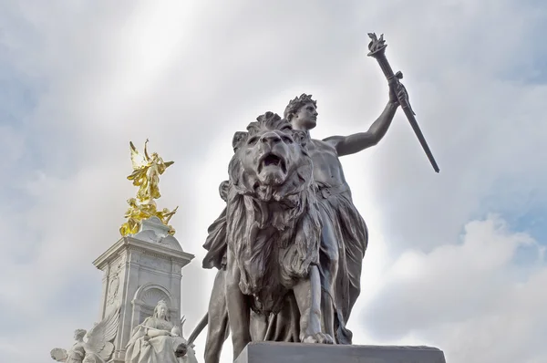 Koningin victoria gedenksteen in Londen, Engeland — Stockfoto