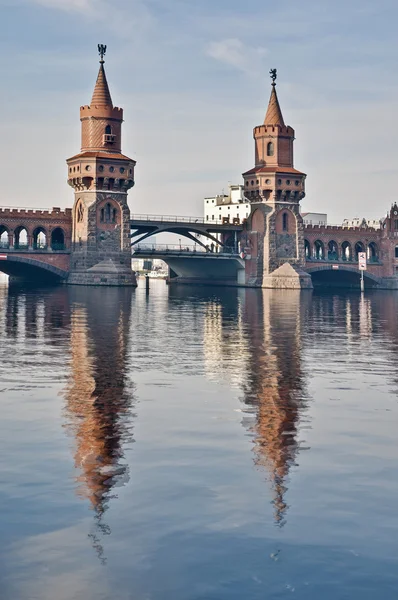 Η γέφυρα του oberbaumbrucke στο Βερολίνο, Γερμανία — Φωτογραφία Αρχείου