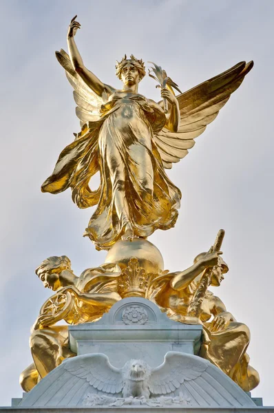 ロンドン、イングランドでヴィクトリア女王記念碑 — ストック写真