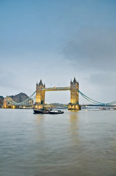 Tower Bridge en Londres, Inglaterra — Foto de Stock