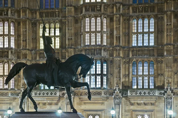 Richard 1. statue in london, england — Stockfoto
