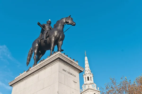 Kung george iv staty på london, england — Stockfoto