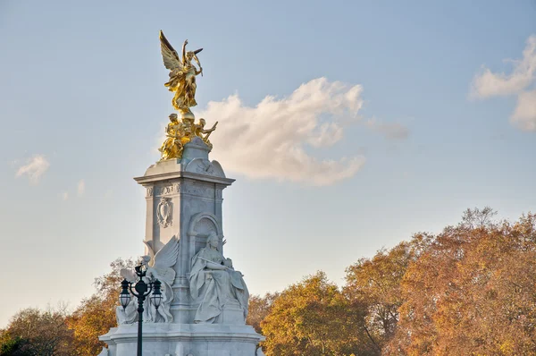 Мемориал королевы Виктории в Лондоне — стоковое фото