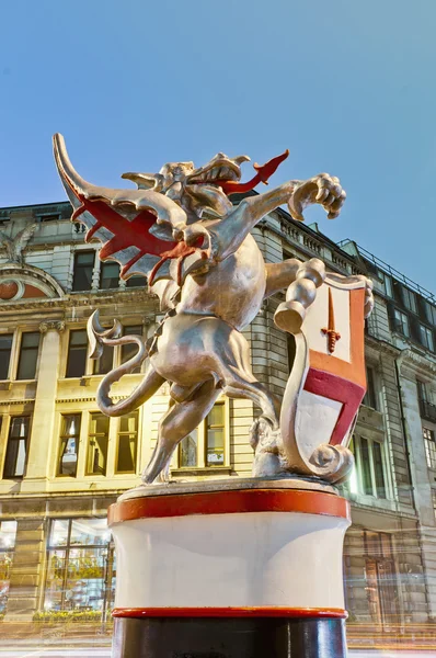 Silver dragon på london, england — Stockfoto