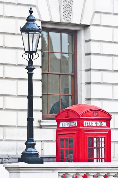 Röd telefon på london, england Royaltyfria Stockfoton