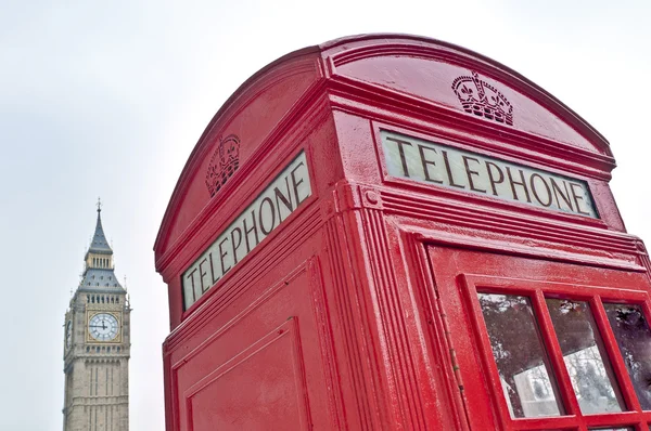 Červený telefon v Londýně, Anglie — Stock fotografie