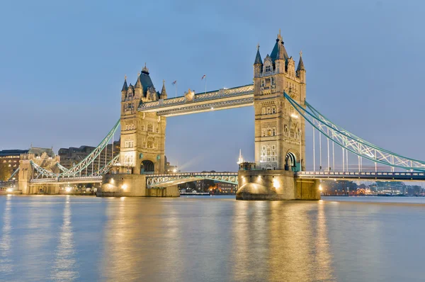 Tower Bridge en Londres, Inglaterra — Foto de Stock