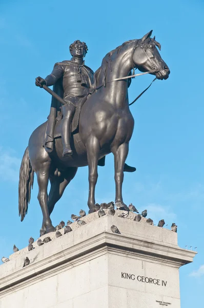 Kung george iv staty på london, england — Stockfoto