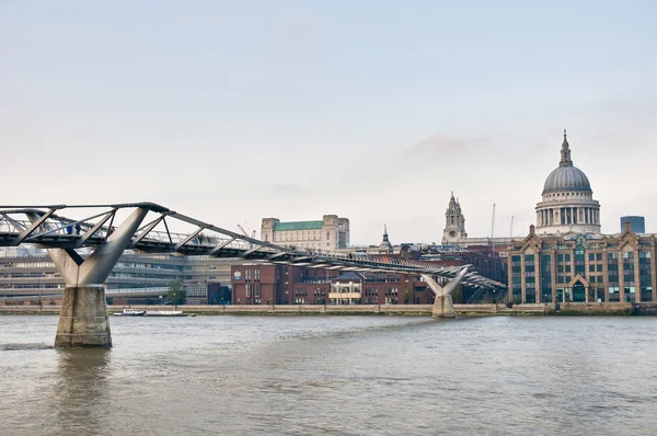 Мост Миллениум в Лондоне, Англия — стоковое фото