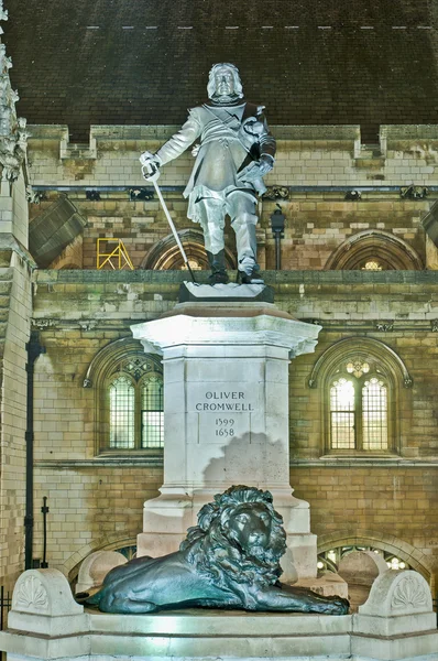 奥利弗 · 克伦威尔雕像在伦敦，英国 — 图库照片