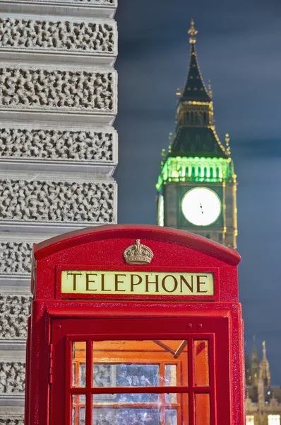 Červený telefon v Londýně, Anglie — Stock fotografie