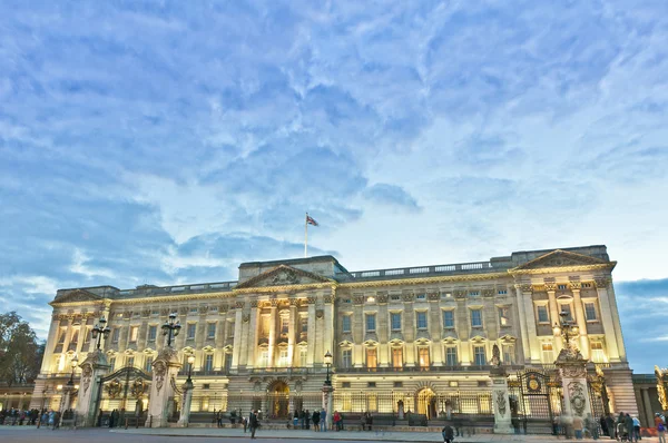 Букингемский дворец в Лондоне, Великобритания — стоковое фото
