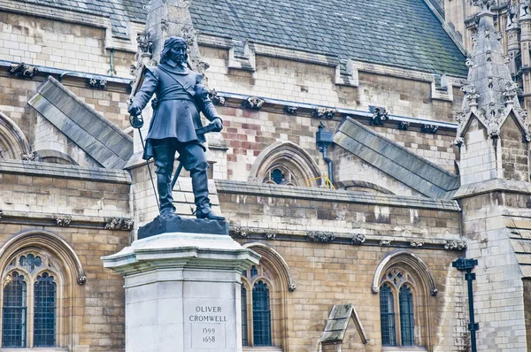 奥利弗 · 克伦威尔雕像在伦敦，英国 — 图库照片