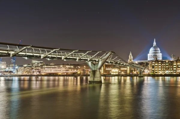 Millennium bridge i london, england — Stockfoto