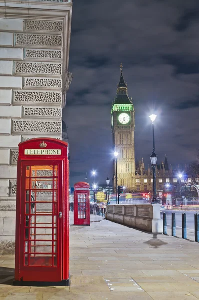 Teléfono rojo en Londres, Inglaterra — Foto de Stock