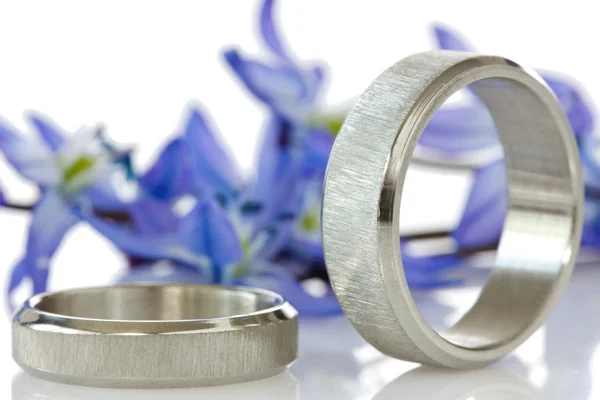 Prsteny s květinami v pozadí — Stock fotografie