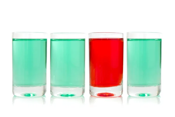 用绿色和红色的液体眼镜 — 图库照片