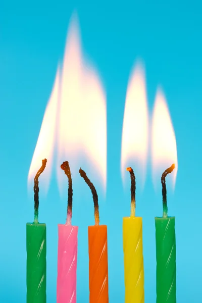Birthday kaarsen branden op blauwe achtergrond — Stockfoto
