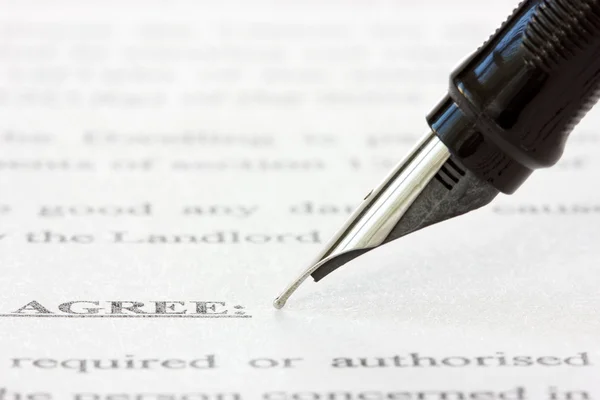 Inkt pen over een gedrukte overeenkomst — Stockfoto