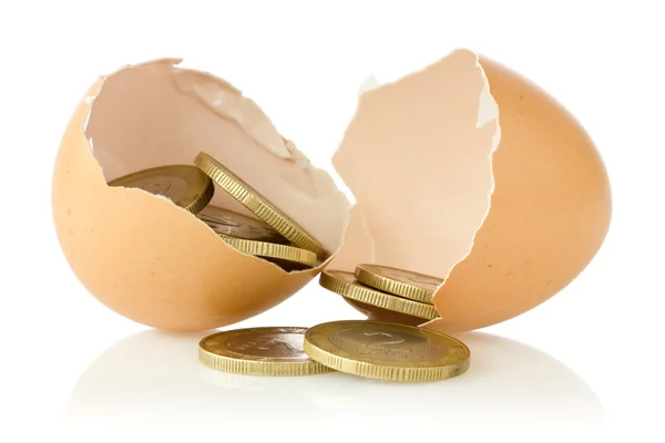 Zerschlagene Eier mit Münzen — Stockfoto