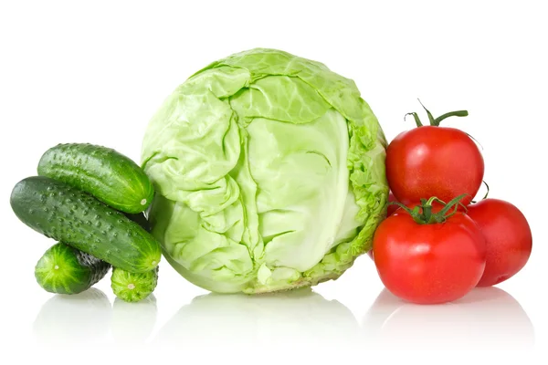 Färska grönsaker på vit bakgrund — Stockfoto