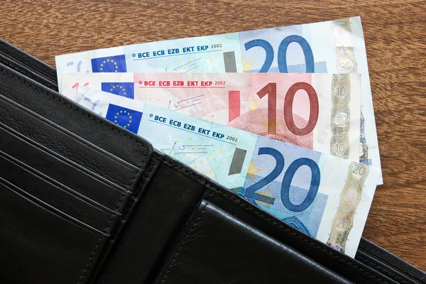 Peněženka s euro na stole — Stock fotografie