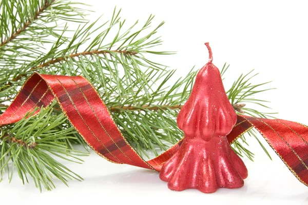 赤いクリスマスろうそくと松の枝 — ストック写真