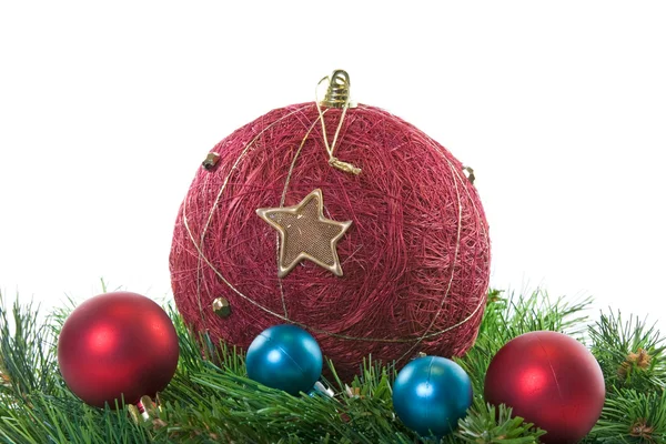 Kerstballen en pine tak — Stockfoto