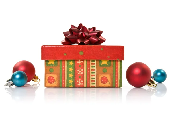 Dárková krabice a vánoční ozdoby — Stock fotografie