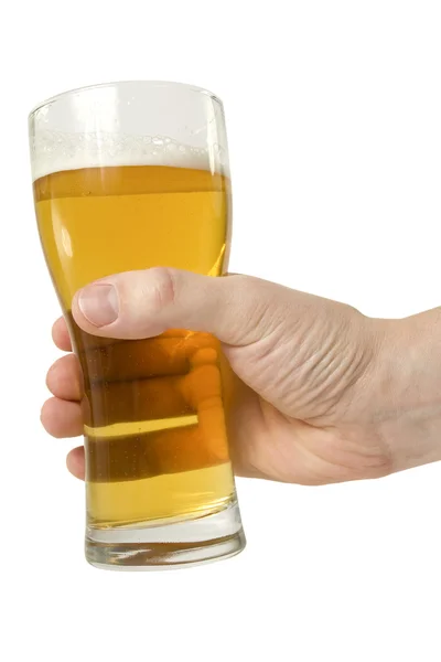 Mão com o copo cheio de cerveja — Fotografia de Stock