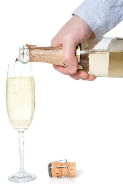 Hand hälla champagne i ett glas — Stockfoto