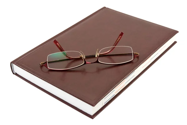 Brillen en boek — Stockfoto