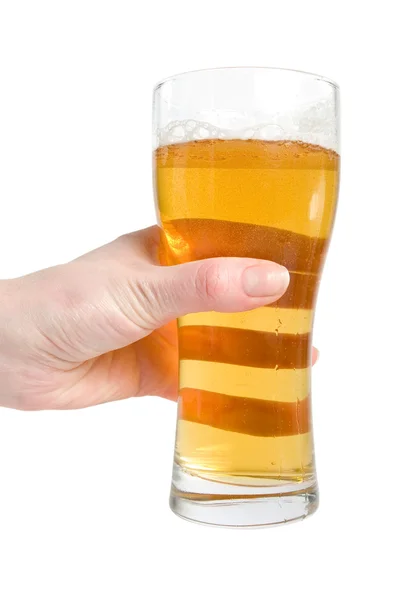Feminino mão segure o copo de cerveja lager — Fotografia de Stock