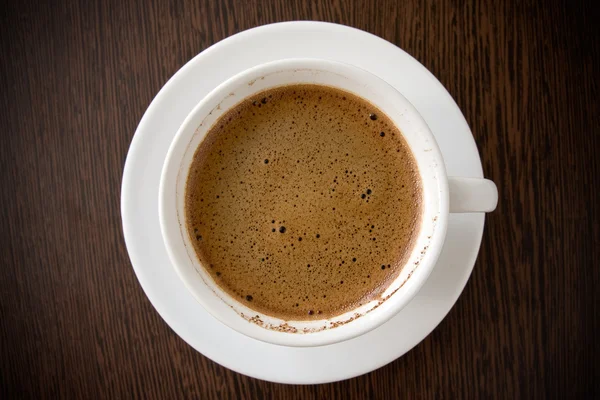 Witte beker met zwarte koffie — Stockfoto