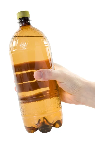 Рука с пластиковой бутылкой — стоковое фото