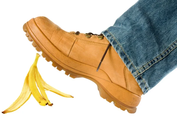 Homem a pisar na casca de banana — Fotografia de Stock