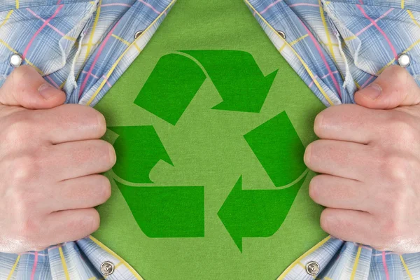 Символ переработки на зеленой футболке — стоковое фото