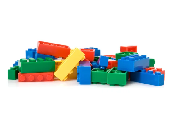 Kleurrijke plastic blokken op witte achtergrond — Stockfoto