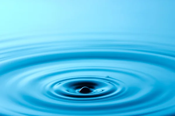 Круги на синей воде — стоковое фото