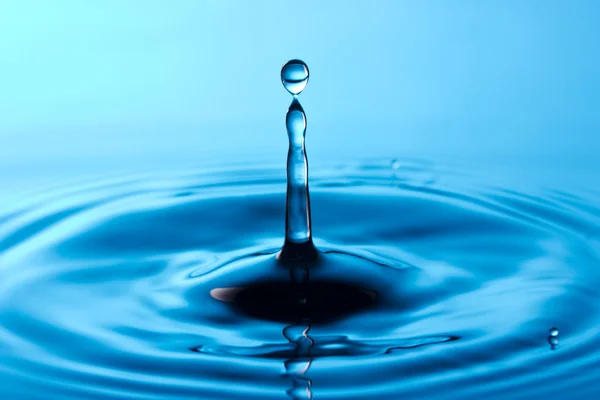 Drop falling into water — Stock Photo, Image