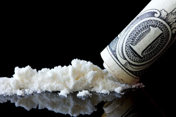 Dollaro su sfondo nero e cocaina — Foto Stock