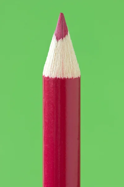 Lápiz rojo sobre un fondo verde —  Fotos de Stock