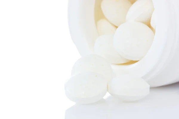 Tabletter över en vit bakgrund — Stockfoto