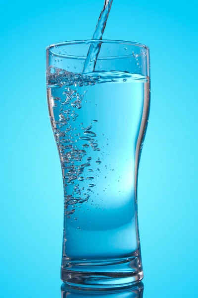 Verser de l'eau dans un verre — Photo