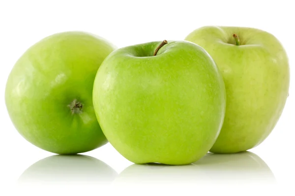 Три зеленые яблоки с отражением — стоковое фото