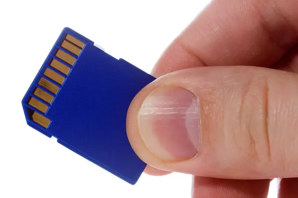 Hand met blauwe sd geheugenkaart — Stockfoto