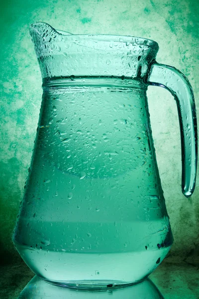 Água em um jarro de vidro — Fotografia de Stock